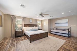 Ένα ή περισσότερα κρεβάτια σε δωμάτιο στο Huge lakefront retreat with private pier, pool, game room and outdoor fire pit +106 φωτογραφίες