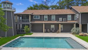 Πισίνα στο ή κοντά στο Huge lakefront retreat with private pier, pool, game room and outdoor fire pit