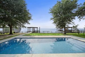 Bazén v ubytování Unique lakefront home with private pier, stunning views, and a pool nebo v jeho okolí