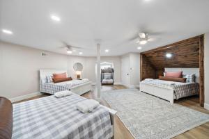 Postel nebo postele na pokoji v ubytování Unique lakefront home with private pier, stunning views, and a pool + 44 fotografií