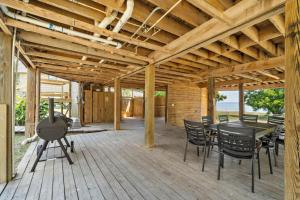 Fotografie z fotogalerie ubytování Unique lakefront home with private pier, stunning views, and a pool v destinaci Blanchard