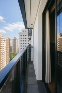 un balcon avec vue sur la ville dans l'établissement BOOK A FLAT Jardim Paulista em Hotel, à São Paulo 24 autres photos