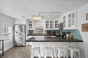 Una cocina o kitchenette en Cute bungalow with massive deck and fire pit, walk to Kemah Boardwalk 31 fotos más