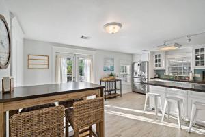 Una cocina o kitchenette en Cute bungalow with massive deck and fire pit, walk to Kemah Boardwalk