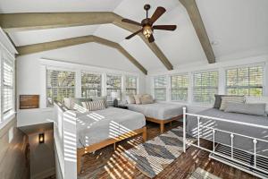 Una cama o camas en una habitación de Cute bungalow with massive deck and fire pit, walk to Kemah Boardwalk