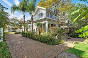 Un jardín fuera de Cute bungalow with massive deck and fire pit, walk to Kemah Boardwalk
