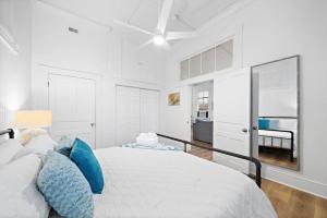 Кровать или кровати в номере Historic Loft in the Heart of Downtown Galveston