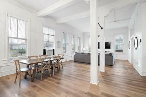 Телевизор и/или развлекательный центр в Historic Loft in the Heart of Downtown Galveston