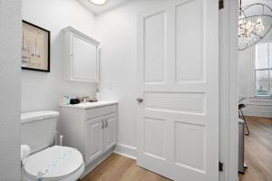 Ванная комната в Historic Loft in the Heart of Downtown Galveston +33 фотографии