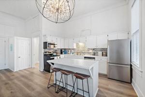 Кухня или мини-кухня в Historic Loft in the Heart of Downtown Galveston
