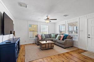 Μια τηλεόραση ή/και κέντρο ψυχαγωγίας στο Bungalow with Private Pool and Close to the Beach