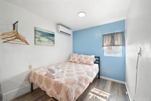 Ένα ή περισσότερα κρεβάτια σε δωμάτιο στο Studio condo near downtown and cruise terminal, across from the Seawall