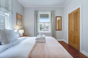 Ένα ή περισσότερα κρεβάτια σε δωμάτιο στο Best of Both Worlds Gorgeous Villa near Beaches