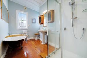 Ένα μπάνιο στο Best of Both Worlds Gorgeous Villa near Beaches +23 φωτογραφίες