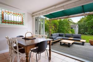 Μπαλκόνι ή βεράντα στο Best of Both Worlds Gorgeous Villa near Beaches