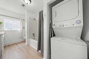 瑟夫赛德海滩Beach Home With Game Room, Tiki Bar and Fire Pit的带水槽和浴缸的白色浴室 更多54张照片