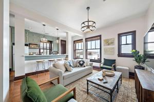 Χώρος καθιστικού στο Stylish, historic loft in Downtown Galveston, 3 blocks to The Strand