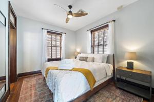 Ένα ή περισσότερα κρεβάτια σε δωμάτιο στο Stylish, historic loft in Downtown Galveston, 3 blocks to The Strand