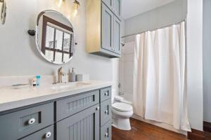 Ένα μπάνιο στο Stylish, historic loft in Downtown Galveston, 3 blocks to The Strand +32 φωτογραφίες