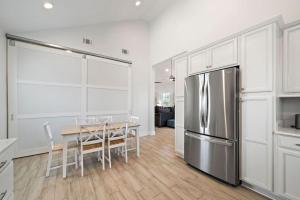 Η κουζίνα ή μικρή κουζίνα στο Gorgeous Home with Huge Private Pool and Game Room