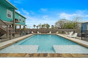 Πισίνα στο ή κοντά στο Gorgeous Home with Huge Private Pool and Game Room