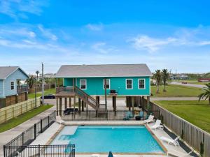 Πισίνα στο ή κοντά στο Gorgeous Home with Huge Private Pool and Game Room