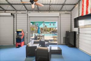 Μια τηλεόραση ή/και κέντρο ψυχαγωγίας στο Gorgeous Home with Huge Private Pool and Game Room