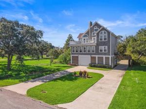 Stunning bayfront home with spacious deck and incredible Galveston Bay views في Shoreacres: منظر جوي لمنزل كبير