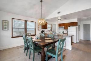 Η κουζίνα ή μικρή κουζίνα στο Cozy beach house with ocean views, fire pit and game room