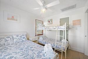 Ένα ή περισσότερα κρεβάτια σε δωμάτιο στο Cozy beach house with ocean views, fire pit and game room +46 φωτογραφίες