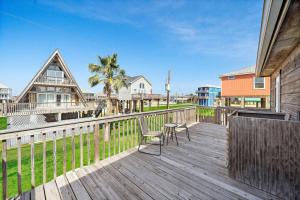 Μπαλκόνι ή βεράντα στο Cozy beach house with ocean views, fire pit and game room