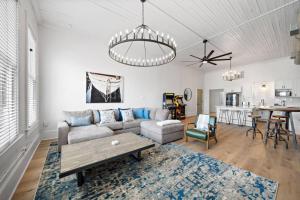 Η κουζίνα ή μικρή κουζίνα στο Spacious Loft, Close to The Strand, Port, and Beach