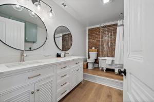 Ένα μπάνιο στο Spacious Loft, Close to The Strand, Port, and Beach +41 φωτογραφίες