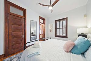 Ένα ή περισσότερα κρεβάτια σε δωμάτιο στο Historic, chic loft 3 blocks from The Strand in downtown Galveston