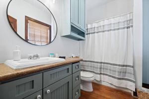 Ένα μπάνιο στο Historic, chic loft 3 blocks from The Strand in downtown Galveston +27 φωτογραφίες