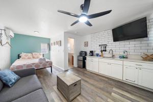 Ένα ή περισσότερα κρεβάτια σε δωμάτιο στο Studio condo near downtown and cruise terminal, across from the Seawall