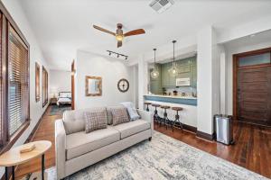 Historic loft in downtown Galveston close to everything في جالفيستون: غرفة معيشة مع أريكة ومطبخ