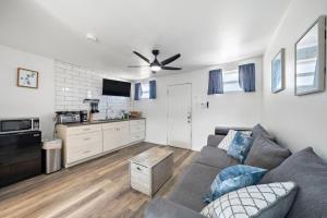ガルベストンにあるCozy studio across the street from the seawall and close to Cruise Terminalのソファとキッチンのあるリビングルーム