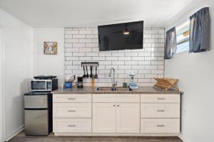 ガルベストンにあるCozy studio across the street from the seawall and close to Cruise Terminalのシンクと電子レンジ付きのキッチン