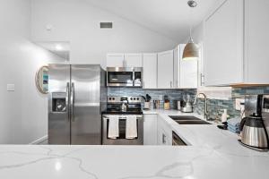 Η κουζίνα ή μικρή κουζίνα στο Spacious Home With Large Deck and Steps to the Beach