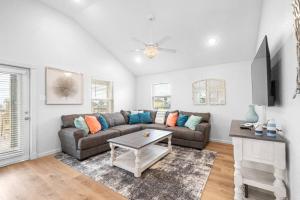 Χώρος καθιστικού στο Spacious Home With Large Deck and Steps to the Beach