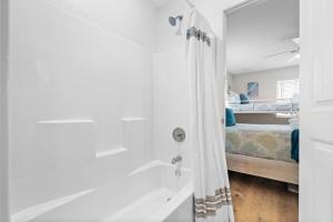 Ένα μπάνιο στο Spacious Home With Large Deck and Steps to the Beach +33 φωτογραφίες