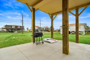 Κήπος έξω από το Spacious Home With Large Deck and Steps to the Beach