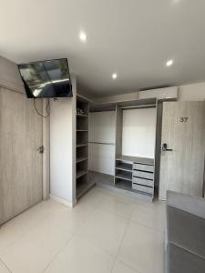 ein Wohnzimmer mit einem TV an der Decke in der Unterkunft Suite La Posta in San Salvador de Jujuy + 47 Fotos