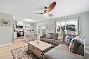 Η κουζίνα ή μικρή κουζίνα στο Canalfront Home With Huge Deck and Near the Beach