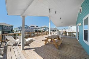 Μπαλκόνι ή βεράντα στο Canalfront Home With Huge Deck and Near the Beach