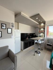 eine Küche mit einem Kühlschrank und einem Tisch darin in der Unterkunft Suite La Posta in San Salvador de Jujuy