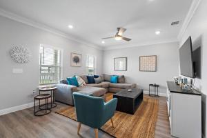 Χώρος καθιστικού στο Modern Beach House with Fire Pit and Swimming Pool