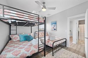 Ένα ή περισσότερα κρεβάτια σε δωμάτιο στο Modern Beach House with Fire Pit and Swimming Pool +55 φωτογραφίες