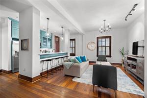 Μια τηλεόραση ή/και κέντρο ψυχαγωγίας στο Historic loft in the heart of lively downtown Galveston and close to the Strand